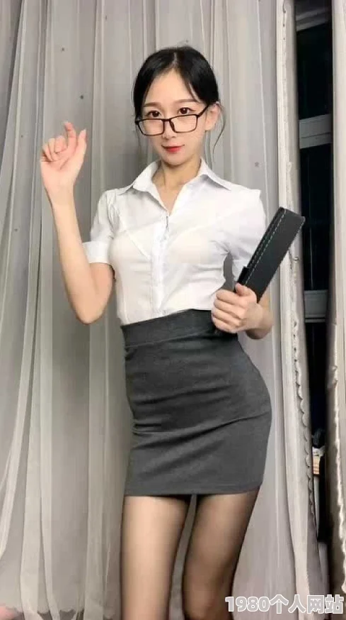 秘书穿情趣内衣服侍老总小说已被举报内容低俗现已下架