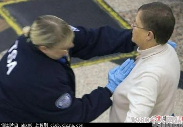 美国亲胸吻胸扒衣服摸下面曝光视频引热议警方已介入调查