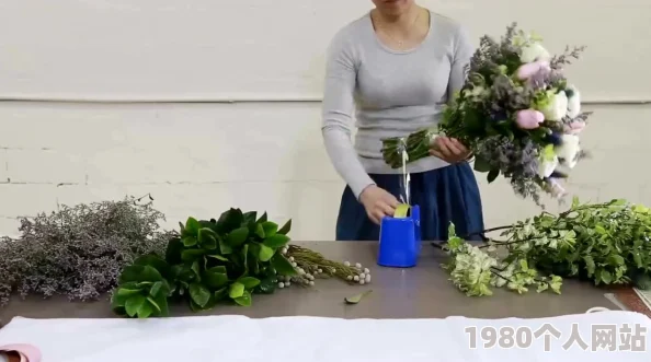 美女插花技巧教学视频引发网友热议