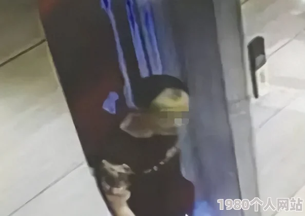 人妻在夫旁被强行侵犯监控曝光歹徒竟是隔壁邻居