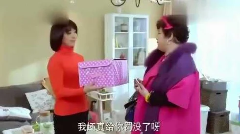厨房脱岳裙子在后面进去惊爆岳母竟是特级厨师隐藏身份多年