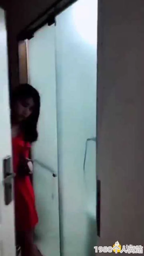 美女扒开大腿让男人桶尿口这种行为极其低俗degrading侮辱女性尊严harmful