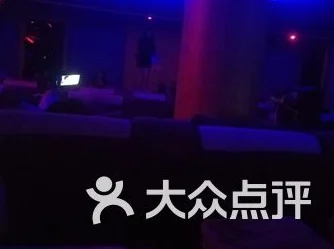 朋友在ktv玩我娇妻听说隔壁桌有人拍到视频还传到公司群了