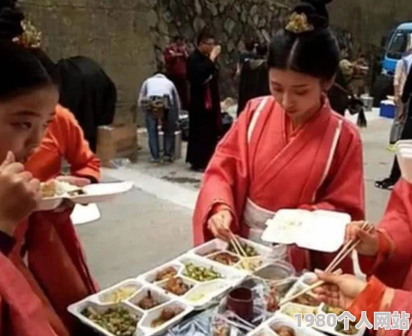 美女神鉴传闻剧组盒饭不断引发网友热议