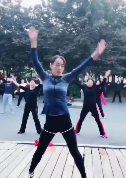 美女操视频网络疯传身材姣好女子活力健身操引网友热议