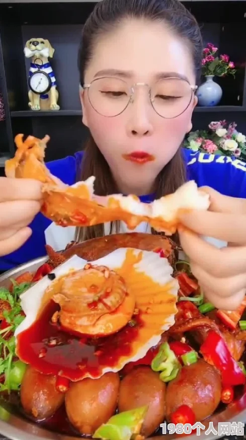 腿张大点就能吃扇贝肉据说现场还有神秘嘉宾参与互动引来不少路人围观