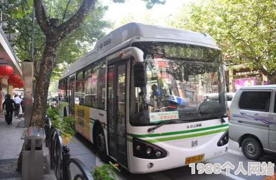 短篇强公交车500篇小说聚焦都市生活压力下的情感纠葛与人性挣扎