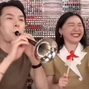 美女直播玩自己的隐私引发热议网友呼吁加强网络安全与个人信息保护