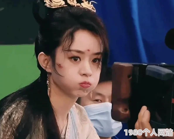 美女直播玩自己的隐私引发热议网友呼吁加强网络安全与个人信息保护