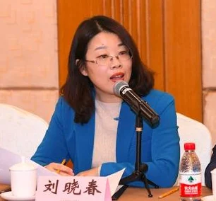 美女直播玩自己的隐私引发热议网友呼吁加强网络安全与个人信息保护