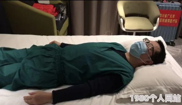 男人和女人床上在彼此的支持与理解中共同成长，分享快乐与温暖，让爱情更加深厚，生活更加美好