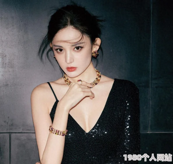 美女掀开自己裙子露出内裤引发热议网友纷纷围观评论称其大胆时尚成为街头焦点