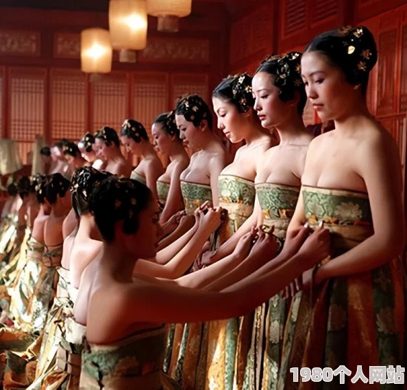 美女掀开自己裙子露出内裤引发热议网友纷纷围观评论称其大胆时尚成为街头焦点