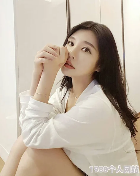 美女老师露胸 网友评价：这样的行为实在不妥，作为教师应该树立良好的形象，影响学生的价值观和审美观