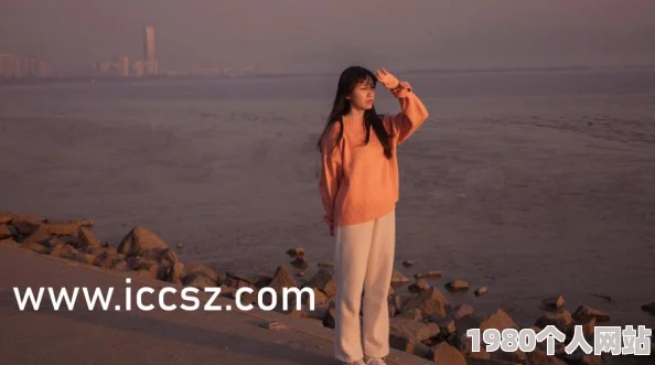 美女老师露胸 网友评价：这样的行为实在不妥，作为教师应该树立良好的形象，影响学生的价值观和审美观