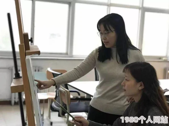 美女老师露胸 网友评价：这样的行为实在不妥，作为教师应该树立良好的形象，影响学生的价值观和审美观
