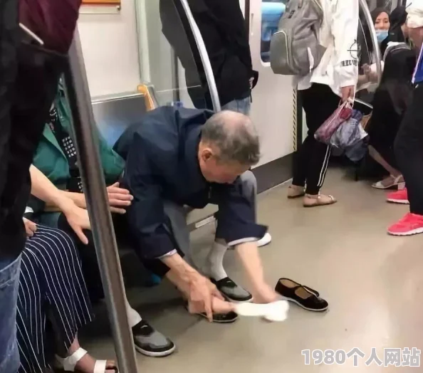 衣服被扒开强摸双乳扒开屁股事件引发热议网友纷纷讨论社会风气与个人隐私保护问题
