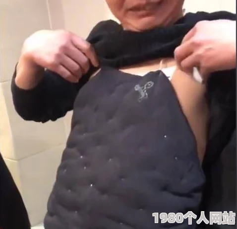 衣服被扒开强摸双乳扒开屁股事件引发热议网友纷纷讨论社会风气与个人隐私保护问题
