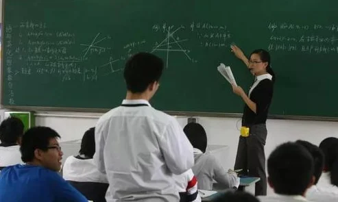 老师办公室里做好紧好爽在这里我们共同努力学习成长每一天都充满希望和动力让我们一起迎接更美好的未来