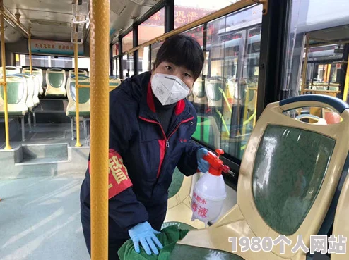 婷婷被公交车猛烈进出视频引发热议网友纷纷猜测事件背后真相并对相关责任进行讨论