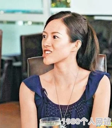 失禁边走边把尿羞耻play 网友热议某明星在公共场合的尴尬瞬间引发众多讨论和调侃，现场气氛一度变得搞笑又尴尬