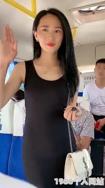 美女脱内衣全过程惊爆内幕揭秘她的自信与魅力背后竟隐藏着不为人知的故事和挑战让人震惊不已